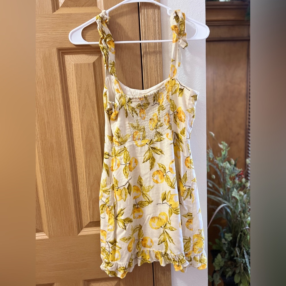 Urban Outfitters Short Linen sundress Size Small With Lemon print - Picture 2 of 11